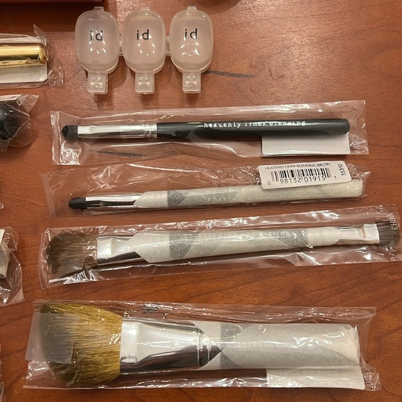 NWOT Bare Escentuals & Bare Minerals Makeup & Brushes 33 pieces - Picture 3 of 9